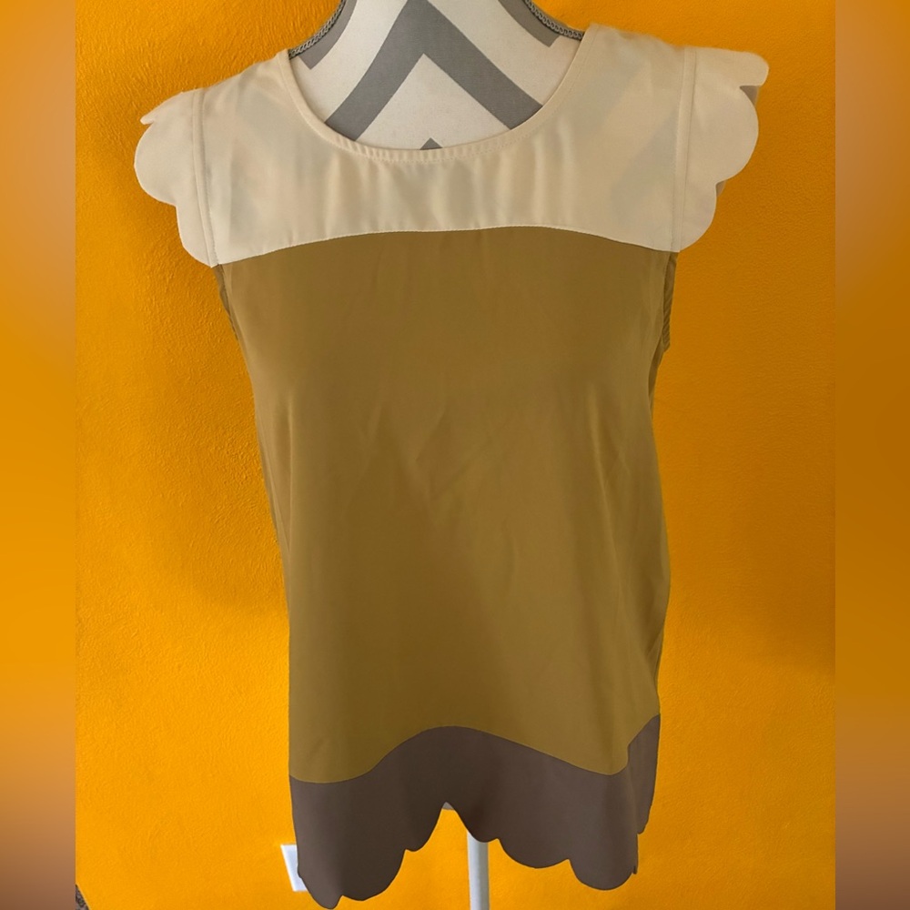 Doe & Rae Small Scalloped EdgeTunic - Picture 3 of 3